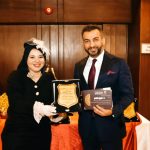 د. عمرو منتصر يشيد بمعرض “هي وطلابها” ولوحة “نص وش” للفنانة أمل هشام تلفت الأنظار