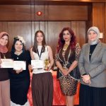 بيري مصطفى دعبس.. رحلة فنية متميزة من الطفولة إلى التألق في معرض “هي وطلابها”