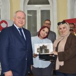 ولاء حلمي.. فنانة تشكيلية ومرشدة سياحية تحلق بخيالها في معرض Reference