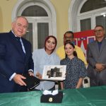 الفنانة الصغيرة فريحة هيثم تتألق في معرض Reference بعمل فني عن المرأة القوية