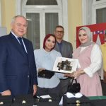 الفنانة شهرزاد فاهد أحمد تتألق في معرض Reference بعملها الفني «احتواء»